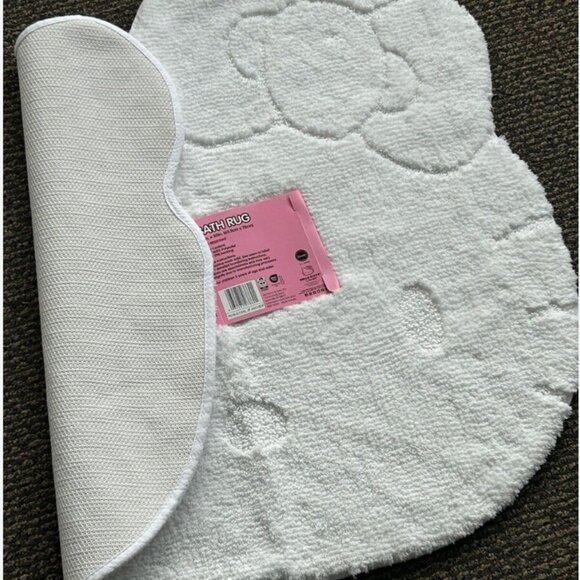 NWT Hello Kitty Bath Mat Rug White Fluffy Rug - Picture 2 of 9